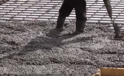 Процесс укладки бетона марки М300.