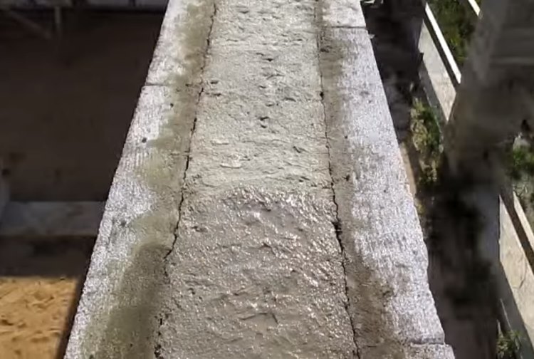 Полив бетона поле заливки водой