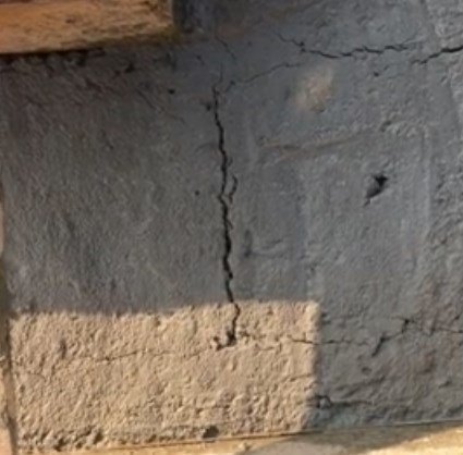 Усадочные трещины на бетонном фундаменте