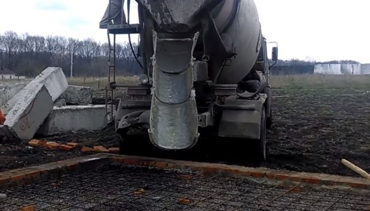 Начало выгрузки куба бетона