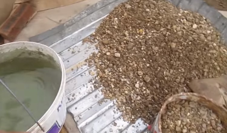 Щебень и вода для приготовления бетона