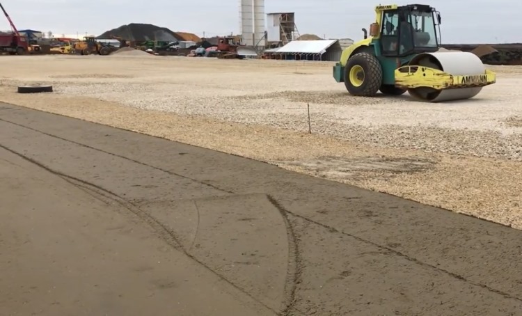 Устройство нижнего слоя дорожного покрытия из тощего бетона